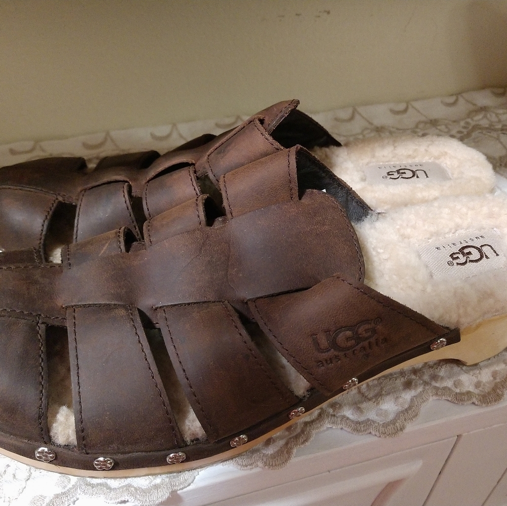 Beautiful Sherpa lined, brown distressed leather, UGG clogs